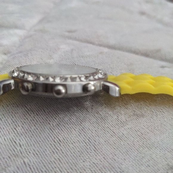 WOMEN\'S YELLOW BEZEL SILICONE YELLOW WATCH (DO NOT COME WITH BATTERIES) main image 4